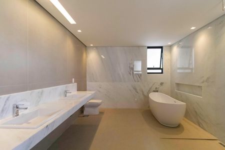 Casa à venda com 2104m², 4 quartos e 10 vagas Casa à venda com 2104m², 4 quartos e 10 vagasBanheiro da suíte 4