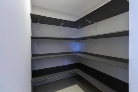 Casa à venda com 2104m², 4 quartos e 10 vagas Casa à venda com 2104m², 4 quartos e 10 vagasDespensa