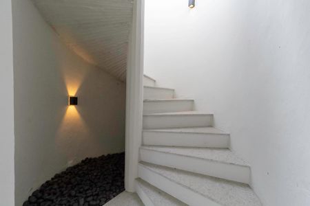 Casa à venda com 2104m², 4 quartos e 10 vagas Casa à venda com 2104m², 4 quartos e 10 vagasEscada