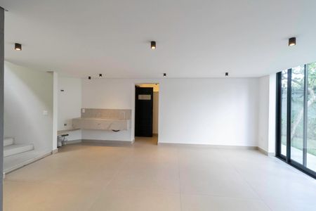 Casa à venda com 2104m², 4 quartos e 10 vagas Casa à venda com 2104m², 4 quartos e 10 vagasSpa