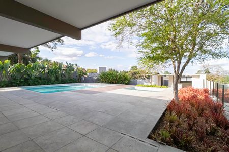 Casa à venda com 2104m², 4 quartos e 10 vagas Casa à venda com 2104m², 4 quartos e 10 vagasQuintal