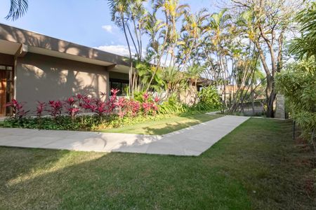 Casa à venda com 2104m², 4 quartos e 10 vagas Casa à venda com 2104m², 4 quartos e 10 vagasEntrada