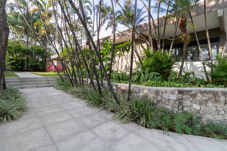 Casa à venda com 2104m², 4 quartos e 10 vagas Casa à venda com 2104m², 4 quartos e 10 vagasEntrada