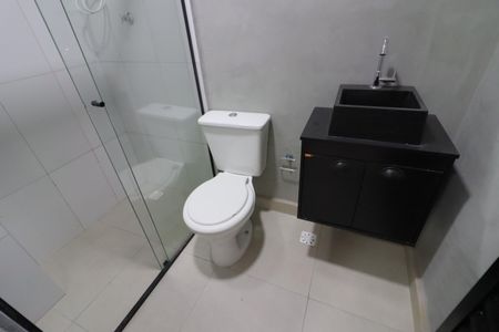 Banheiro de kitnet/studio para alugar com 1 quarto, 20m² em Presidente Altino, Osasco