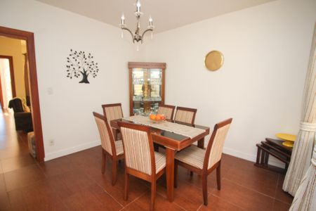 Casa à venda com 280m², 4 quartos e 2 vagas Casa à venda com 280m², 4 quartos e 2 vagasSala de Jantar