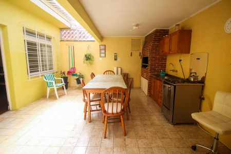 Casa à venda com 280m², 4 quartos e 2 vagas Casa à venda com 280m², 4 quartos e 2 vagasVaranda