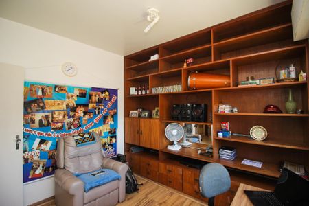 Casa à venda com 280m², 4 quartos e 2 vagas Casa à venda com 280m², 4 quartos e 2 vagasEscritório