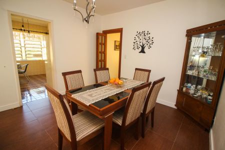 Casa à venda com 280m², 4 quartos e 2 vagas Casa à venda com 280m², 4 quartos e 2 vagasSala de Jantar