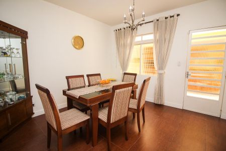 Casa à venda com 280m², 4 quartos e 2 vagas Casa à venda com 280m², 4 quartos e 2 vagasSala de Jantar