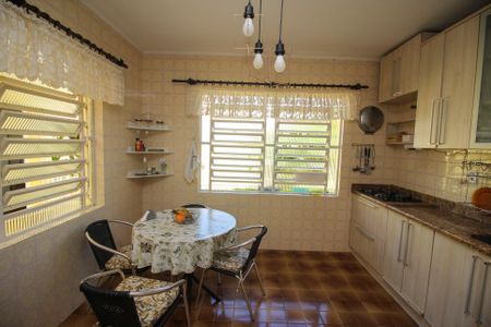 Casa à venda com 280m², 4 quartos e 2 vagas Casa à venda com 280m², 4 quartos e 2 vagasCozinha