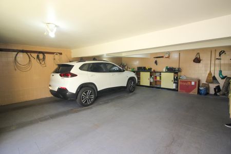 Casa à venda com 280m², 4 quartos e 2 vagas Casa à venda com 280m², 4 quartos e 2 vagasGaragem