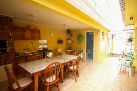 Casa à venda com 280m², 4 quartos e 2 vagas Casa à venda com 280m², 4 quartos e 2 vagasVaranda