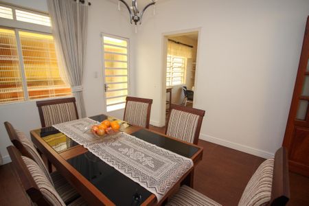 Casa à venda com 280m², 4 quartos e 2 vagas Casa à venda com 280m², 4 quartos e 2 vagasSala de Jantar