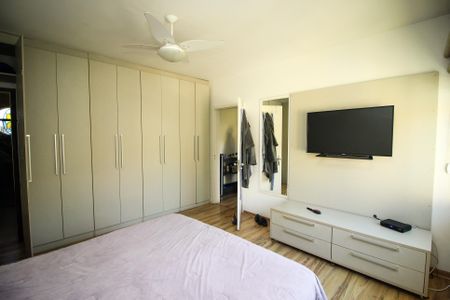 Casa à venda com 280m², 4 quartos e 2 vagas Casa à venda com 280m², 4 quartos e 2 vagasSuíte