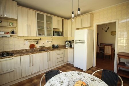 Casa à venda com 280m², 4 quartos e 2 vagas Casa à venda com 280m², 4 quartos e 2 vagasCozinha