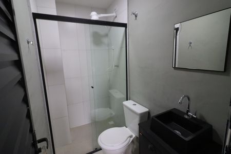 Banheiro de kitnet/studio para alugar com 1 quarto, 21m² em Presidente Altino, Osasco