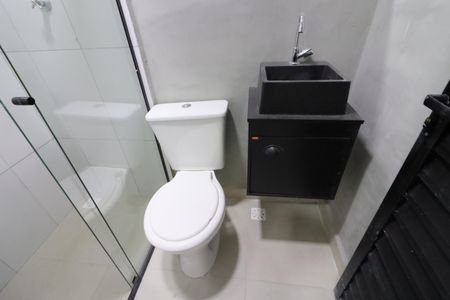 Banheiro de kitnet/studio para alugar com 1 quarto, 21m² em Presidente Altino, Osasco
