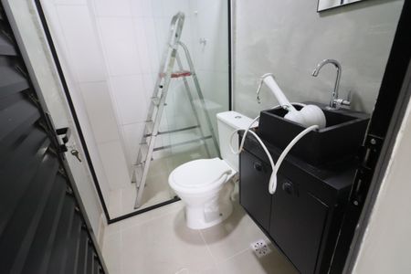 Banheiro de kitnet/studio para alugar com 1 quarto, 21m² em Presidente Altino, Osasco