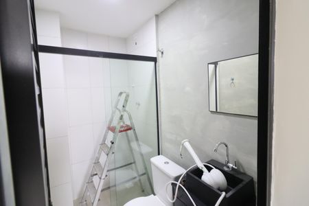 Banheiro de kitnet/studio para alugar com 1 quarto, 21m² em Presidente Altino, Osasco