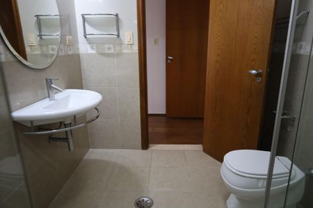 Casa à venda com 590m², 5 quartos e 4 vagasBanheiro da Suíte 