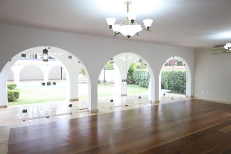 Casa à venda com 580m², 6 quartos e 4 vagasSala