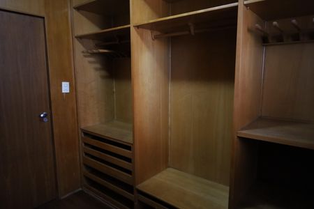 Casa à venda com 590m², 5 quartos e 4 vagasQuarto 6