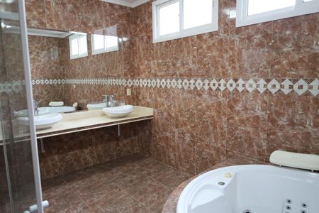 Casa à venda com 590m², 5 quartos e 4 vagasBanheiro 2