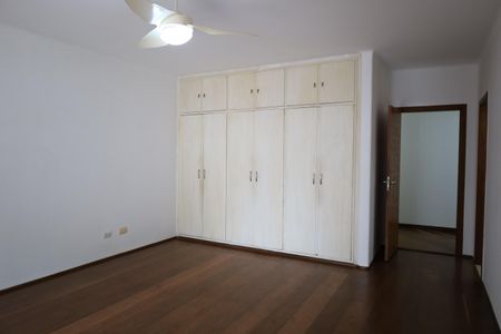 Casa à venda com 590m², 5 quartos e 4 vagasSuíte 1