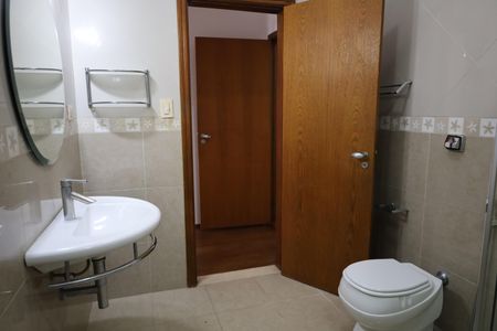 Casa à venda com 590m², 5 quartos e 4 vagasBanheiro da Suíte 