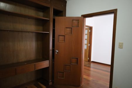 Casa à venda com 590m², 5 quartos e 4 vagasQuarto 1