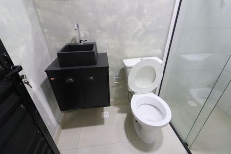 Banheiro de kitnet/studio para alugar com 1 quarto, 21m² em Presidente Altino, Osasco