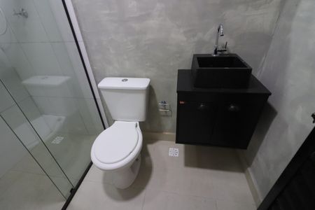 Banheiro de kitnet/studio para alugar com 1 quarto, 21m² em Presidente Altino, Osasco