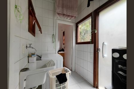 Casa de condomínio à venda com 294m², 6 quartos e 4 vagas Casa de condomínio à venda com 294m², 6 quartos e 4 vagasÁrea de serviço