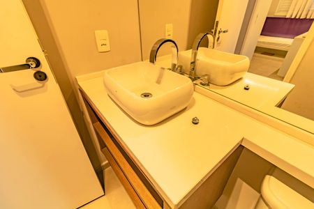 Apartamento à venda com 77m², 2 quartos e 1 vaga Apartamento à venda com 77m², 2 quartos e 1 vagaBanheiro Social