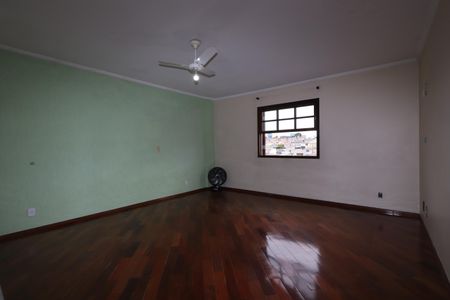 Casa à venda com 195m², 3 quartos e 2 vagasSuíte