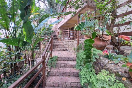 Casa à venda com 532m², 5 quartos e 2 vagas Casa à venda com 532m², 5 quartos e 2 vagasQuintal
