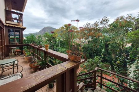 Casa à venda com 532m², 5 quartos e 2 vagas Casa à venda com 532m², 5 quartos e 2 vagasQuintal