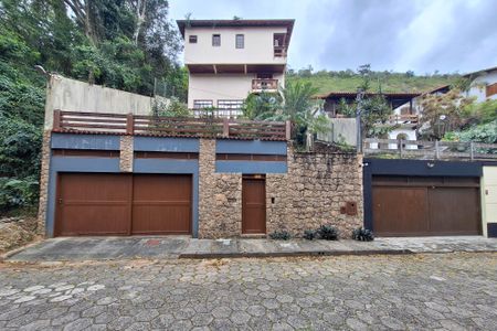 Casa à venda com 532m², 5 quartos e 2 vagas Casa à venda com 532m², 5 quartos e 2 vagasFachada
