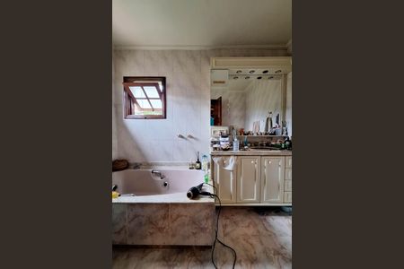 Casa à venda com 532m², 5 quartos e 2 vagas Casa à venda com 532m², 5 quartos e 2 vagasBanheiro da Suíte 1