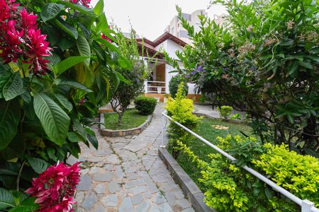 Casa à venda com 193m², 4 quartos e 4 vagas Casa à venda com 193m², 4 quartos e 4 vagasEntrada