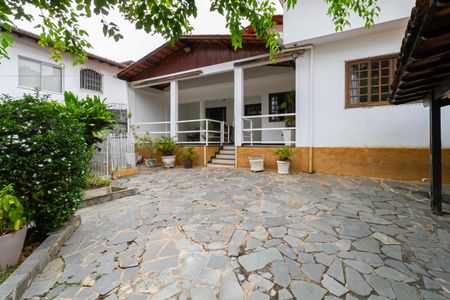 Casa à venda com 193m², 4 quartos e 4 vagas Casa à venda com 193m², 4 quartos e 4 vagasEntrada