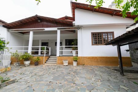 Casa à venda com 193m², 4 quartos e 4 vagas Casa à venda com 193m², 4 quartos e 4 vagasEntrada