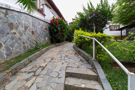 Casa à venda com 193m², 4 quartos e 4 vagas Casa à venda com 193m², 4 quartos e 4 vagasEntrada