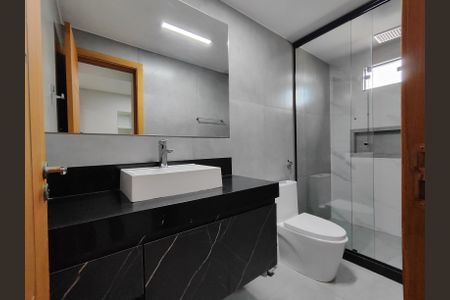 Casa de condomínio para alugar com 560m², 4 quartos e 1 vagaBanheiro da Suíte 4