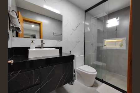 Casa de condomínio para alugar com 560m², 4 quartos e 1 vagaBanheiro da Suíte 2