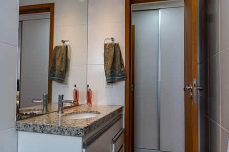 Apartamento à venda com 69m², 2 quartos e 1 vaga Apartamento à venda com 69m², 2 quartos e 1 vagaBanheiro da Suíte