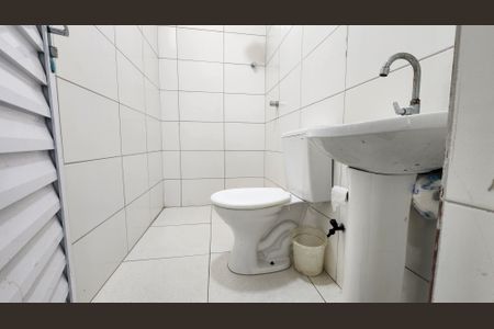 Banheiro de kitnet/studio para alugar com 1 quarto, 27m² em Boca do Rio, Salvador