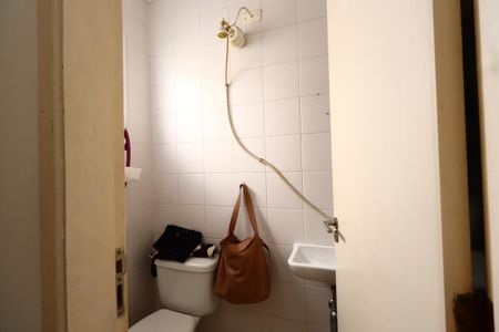 Casa de condomínio à venda com 187m², 3 quartos e 4 vagasBanheiro de serviço