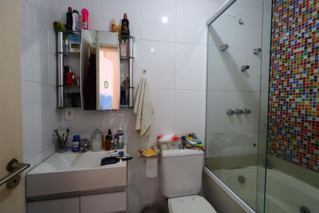 Casa de condomínio à venda com 187m², 3 quartos e 4 vagasBanheiro da Suíte 2