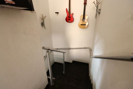 Casa de condomínio à venda com 187m², 3 quartos e 4 vagasEscada